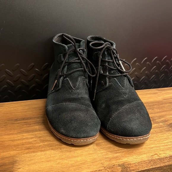 TOMS black suede ankle wedge boots - Picture 2 of 4